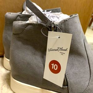 Universal Thred Shoes